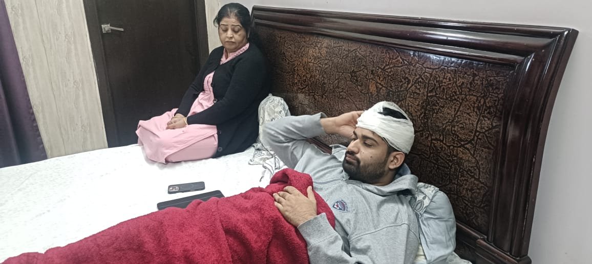 धमाके की अफरातफरी में भी नहीं डगमगाई मंगेतर की हिम्मत — स्कूटी पर घायल हर्षुल को अस्पताल पहुंचाकर बचाई जान