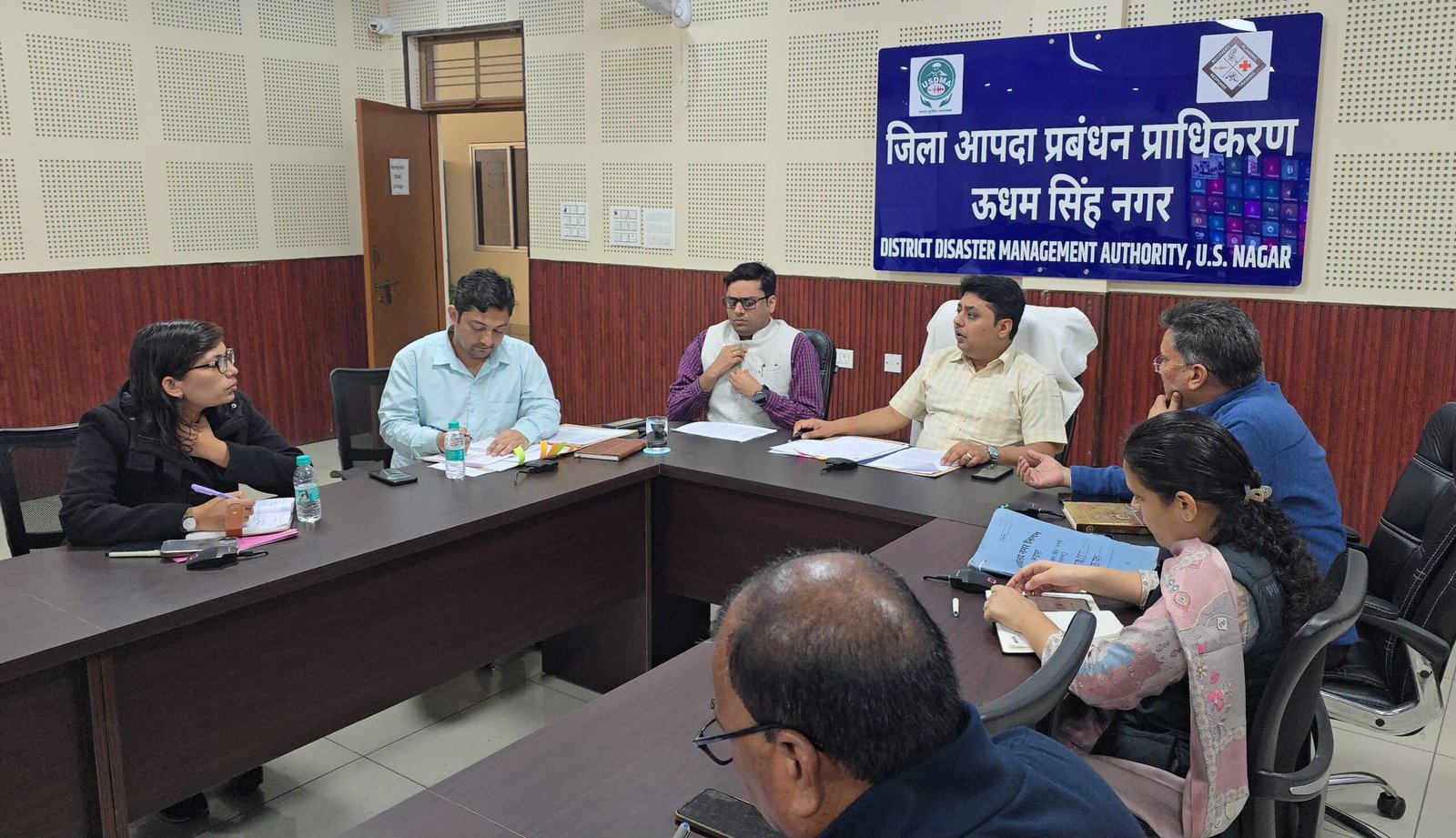 डीएम ने शीतलहर में रेन बसेरों, अलाव, विद्यालयों, विदेशी पक्षी संरक्षण और वाहनों पर रिफ्लेक्टर लगाने के व्यापक निर्देश दिए