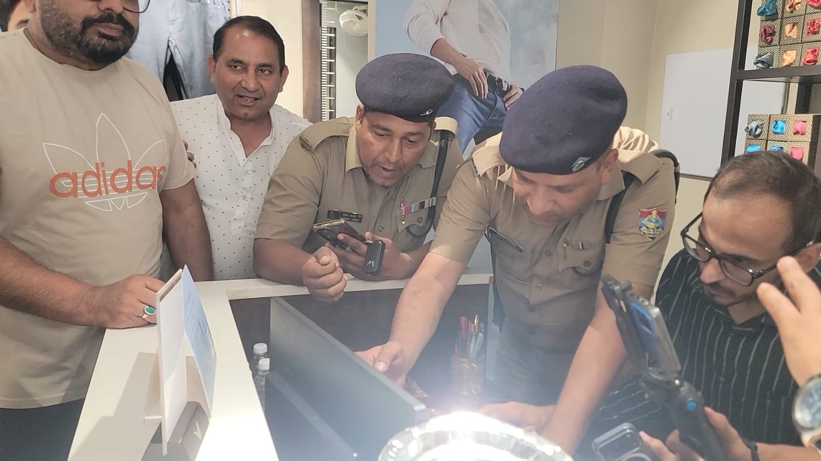 छत पर पी शराब और चार शोरुम का किया माल साफ